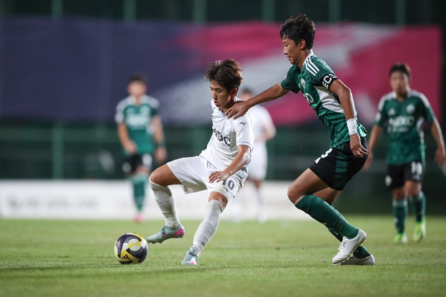 경합을 펼치고 있는 부산 김나나다니엘진우(왼쪽)와 전북 곽지후. /사진=한국프로축구연맹 
