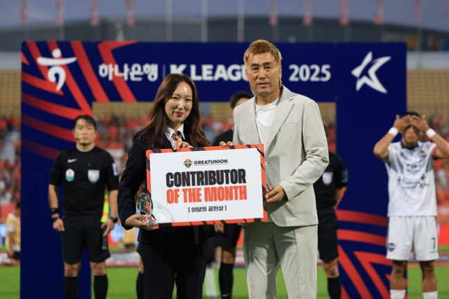 강원FC 이정선(왼쪽) 사원과 김병지 대표이사. /사진=강원FC 제공