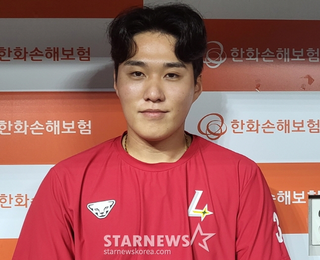 SSG 최민준이 22일 팀 승리 후 취재진과 인터뷰를 하고 있다. /사진=안호근 기자