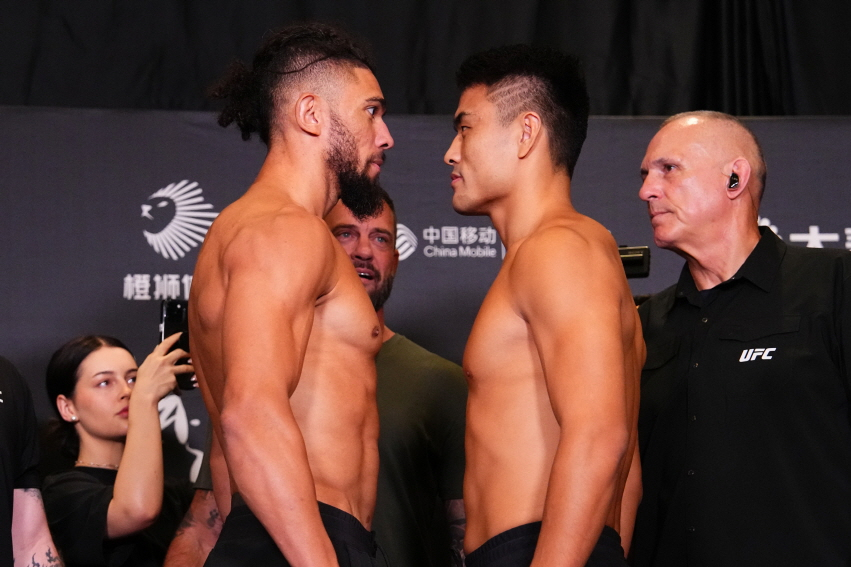 조니 워커(왼쪽)와 장밍양의 페이스 오프. /사진=UFC 제공