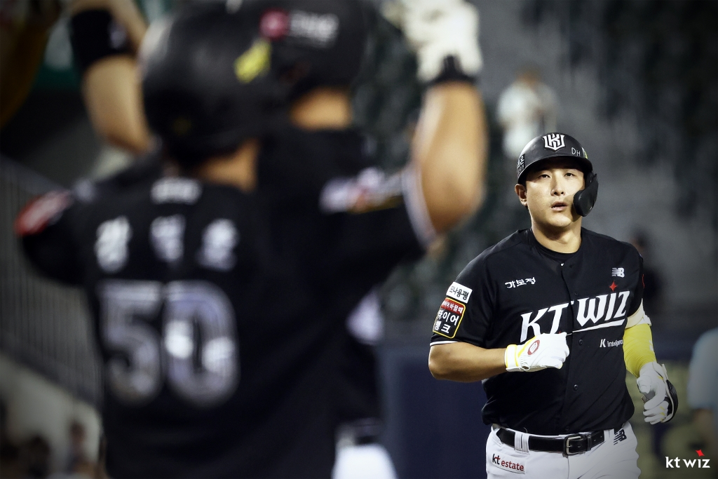 KT 위즈 황재균이 22일 잠실 두산전에서 5회 만루홈런을 친 뒤 홈으로 들어오고 있다. /사진=KT 위즈 제공