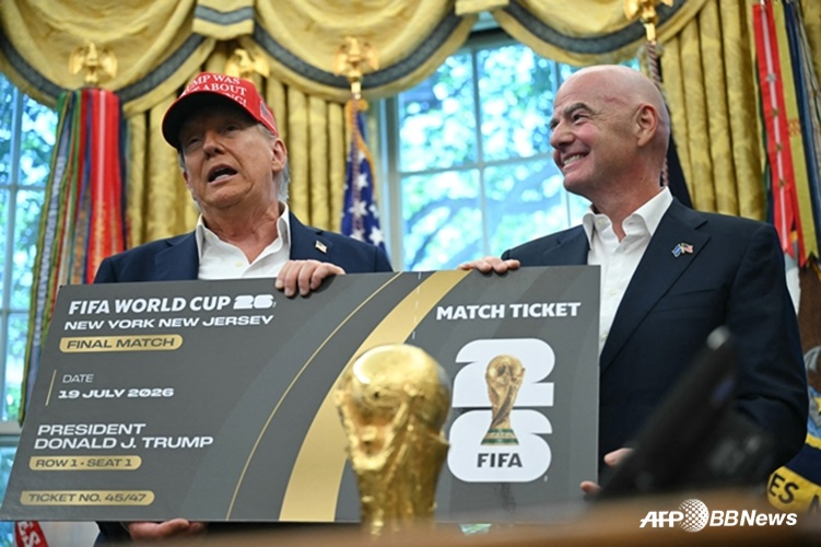 도널드 트럼프(왼쪽) 미국 대통령과 잔니 인판티노 FIFA 회장. /AFPBBNews=뉴스1