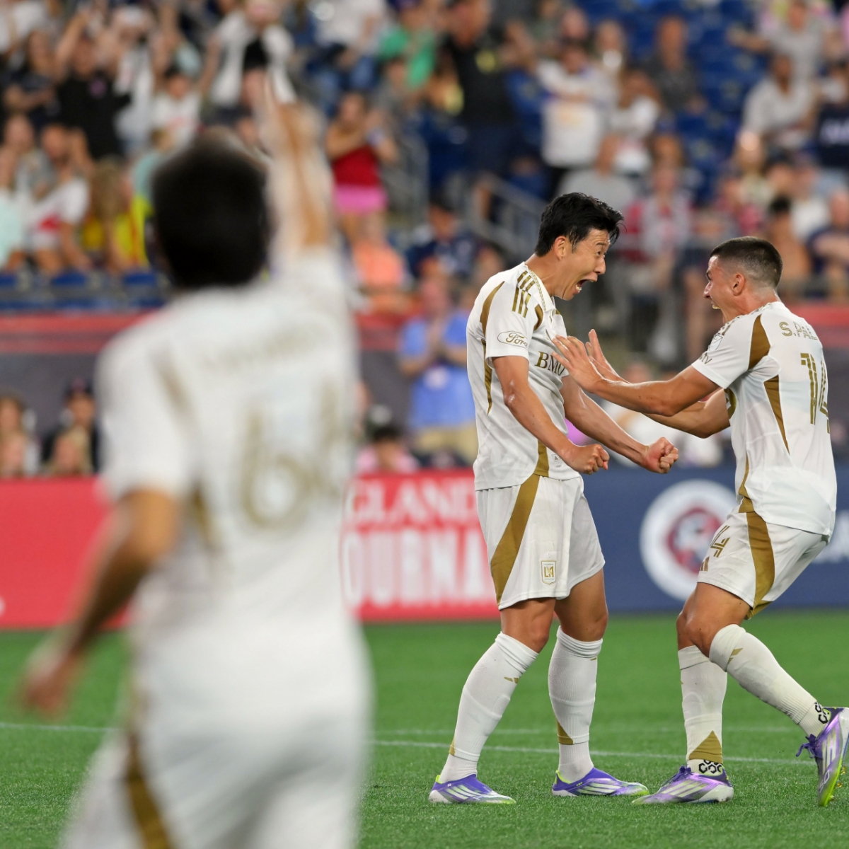 지난 17일 뉴잉글랜드 레볼루션에서 팀 동료와 기뻐하고 있는 로스앤젤레스(LA)FC 손흥민. /사진=LAFC SNS 캡처