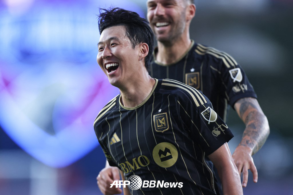 로스앤젤레스(LA)FC 손흥민(오른쪽)이 24일 미국 텍사스주 댈러스의 도요타 스타디움에서 열린 FC댈러스와의 2025 미국 프로축구 메이저리그사커(MLS) 28라운드에서 골을 터뜨린 뒤 기뻐하고 있다. /AFPBBNews=뉴스1