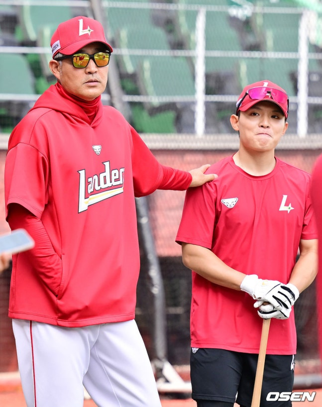 SSG 이숭용 감독(왼쪽)과 정준재.