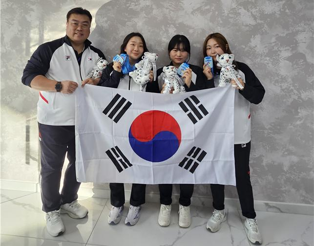 제16회 심켄트 아시아사격선수권대회 공기소총 여자 일반부 단체전에서 은메달을 차지한 김세호(왼쪽부터) 코치, 권은지, 금지현, 권유나. /사진=대한사격연맹 제공