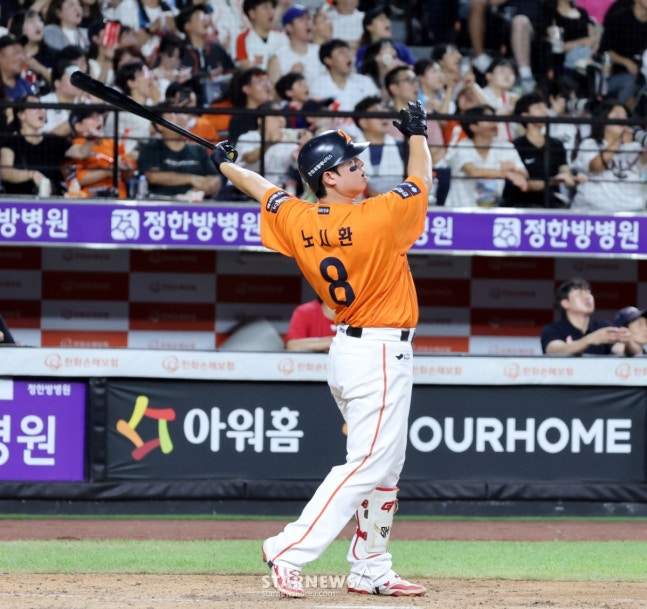 노시환이 5회말 2사 1루에서 중월 투런 홈런을 날리고 타구를 바라보고 있다. /사진=강영조 선임기자