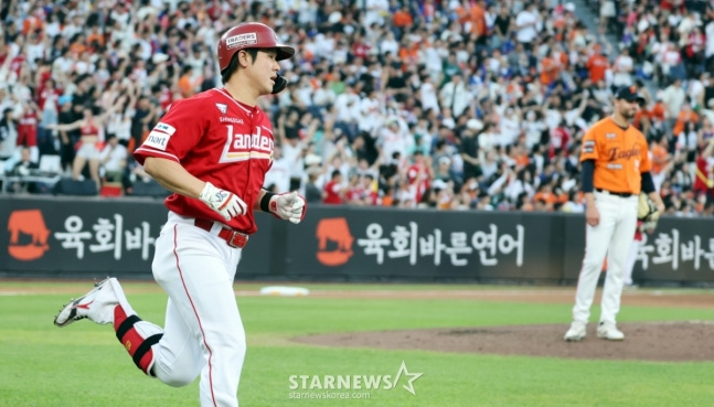 SSG 최정(왼쪽)이 3회말 와이스를 상대로 선제 투런 홈런을 터뜨리고 베이스를 돌고 있다. /사진=강영조 선임기자