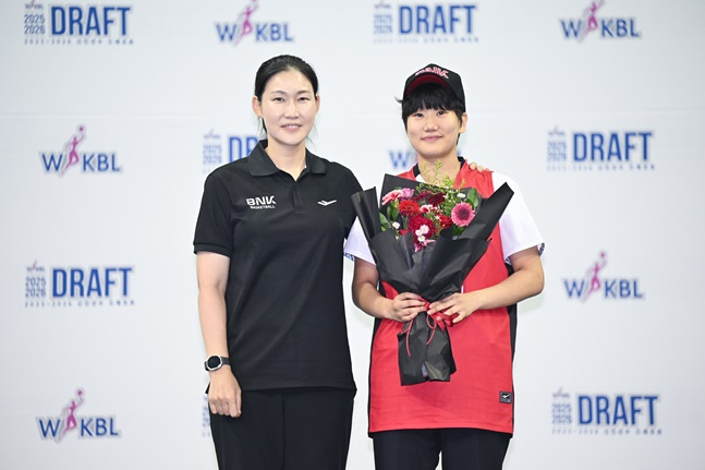 BNK 박정은 감독(왼쪽)과 이원정이 기념촬영을 하고 있다. /사진=WKBL 제공 