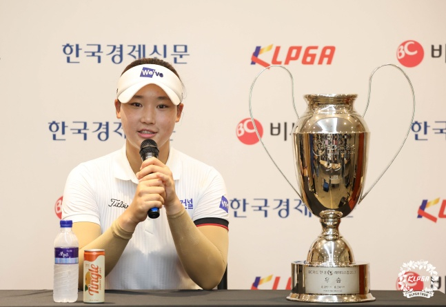김민솔이 24일 BC카드·한경 레이디스컵 우승을 차지한 뒤 인터뷰에 응하고 있다. /사진=KLPGA 제공