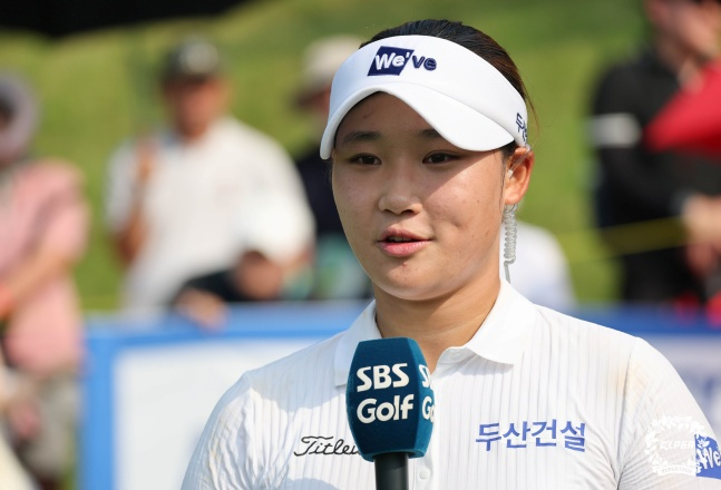 김민솔이 24일 BC카드·한경 레이디스컵 우승을 차지한 뒤 인터뷰에 응하고 있다. /사진=KLPGA 제공