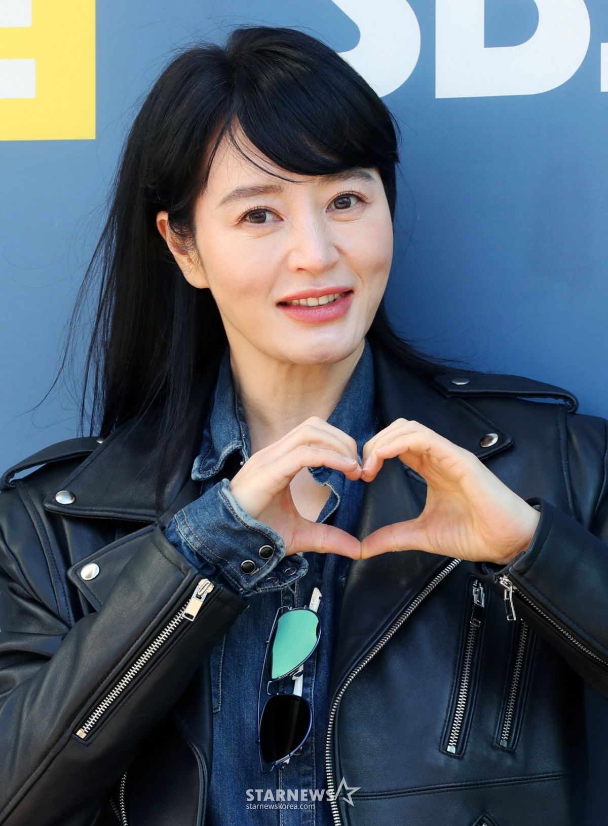 [서울=뉴시스] 김혜진 기자 = 배우 김혜수가 23일 오후 서울 양천구 SBS에서 열리는 라디오 '박하선의 씨네타운' 출연에 앞서 방송국 앞에서 포즈를 취하고 있다. 2025.01.23. jini@newsis.com /사진=김혜진