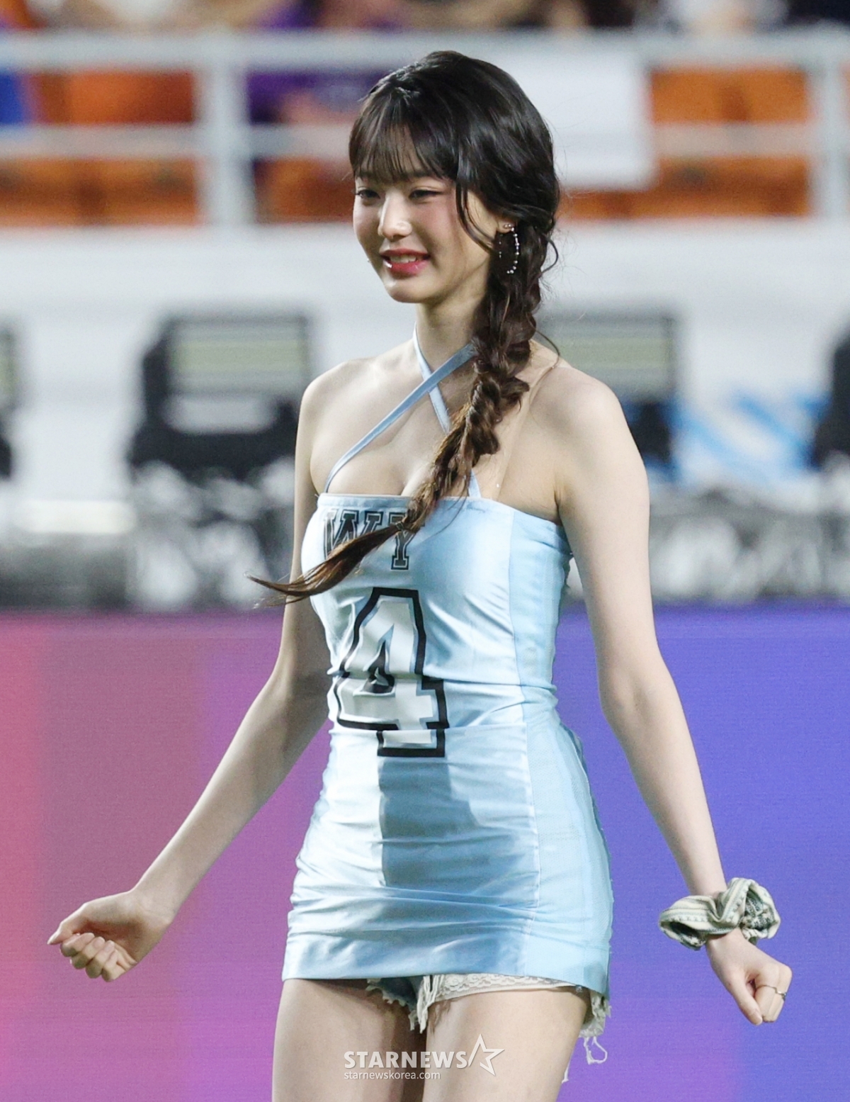 2025 쿠팡플레이 시리즈 팀 K리그 대 뉴캐슬 유나이티드 FC 경기가 수원 월드컵경기장에서 열렸다. 그룹 아이브(IVE-안유진, 레이, 가을, 장원영, 리즈, 이서) 맴버 장원영이 시축을 하고 있다. /사진=김진경 kim.jinkyung@