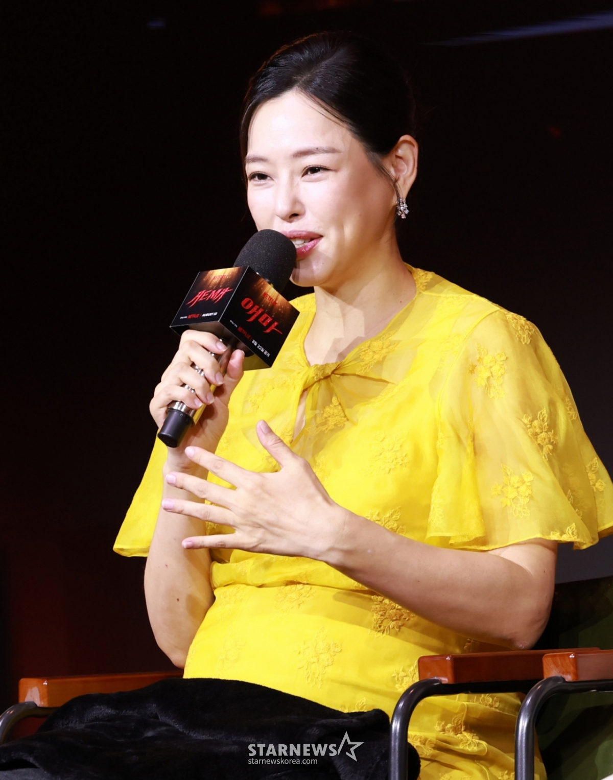 (서울=뉴스1) 권현진 기자 = 배우 이하늬가 18일 오전 서울 중구 호텔나루서울엠갤러리에서 열린 넷플릭스 시리즈 '애마' 제작발표회에 참석해 취재진 질문에 답하고 있다.  '애마'는 1980년대 한국을 강타한 에로영화의 탄생 과정 속, 화려한 스포트라이트에 가려진 어두운 현실에 용감하게 맞짱 뜨는 톱스타 '희란'(이하늬 분)과 신인 배우 '주애'(방효린 분)의 이야기를 그린 작품이다. 2025.8.18/뉴스1  Copyright © 뉴스1. All rights reserved. 무단 전재 및 재배포,  AI학습 이용 금지. /사진=(서울=뉴스1) 권현진 기자