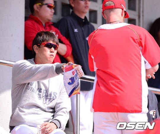 켈리에게 2015년 2월 해바라기씨를 권하고 있는 김광현(왼쪽).