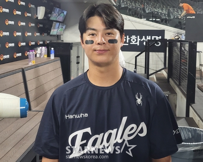 한화 노시환이 24일 SSG전 승리 후 취재진과 인터뷰를 하고 있다. /사진=안호근 기자