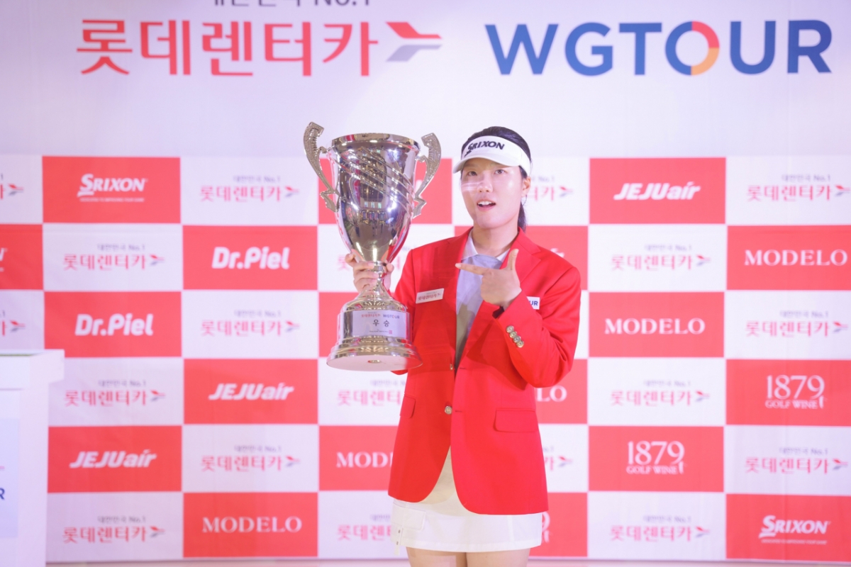 지난 24일(일) 골프존조이마루에서 열린 메이저대회 2025 롯데렌터카 WGTOUR’ 6차 대회 우승자 심지연이 우승트로피를 들고 기념사진을 촬영하고 있다