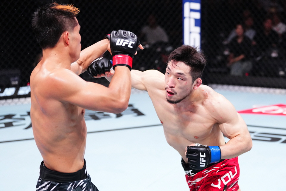 유수영(오른쪽)이 샤오롱에게 라이트 훅을 날리고 있다. /사진=UFC 공식 제공