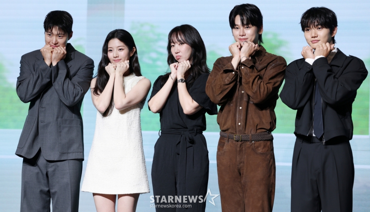 배우 공명, 신은수, 남궁선 감독, 배우 차우민, 윤상현이 25일 서울 마포구 호텔 나루에서 열린 넷플릭스 영화 '고백의 역사' 제작보고회에서 포즈를 취하고 있다. /2025.08.25 /사진=김휘선 hwijpg@