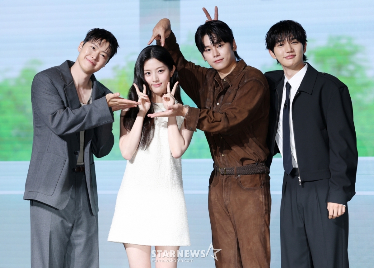 배우 공명, 신은수, 차우민, 윤상현이 25일 서울 마포구 호텔 나루에서 열린 넷플릭스 영화 '고백의 역사' 제작보고회에서 포즈를 취하고 있다. /2025.08.25 /사진=김휘선 hwijpg@