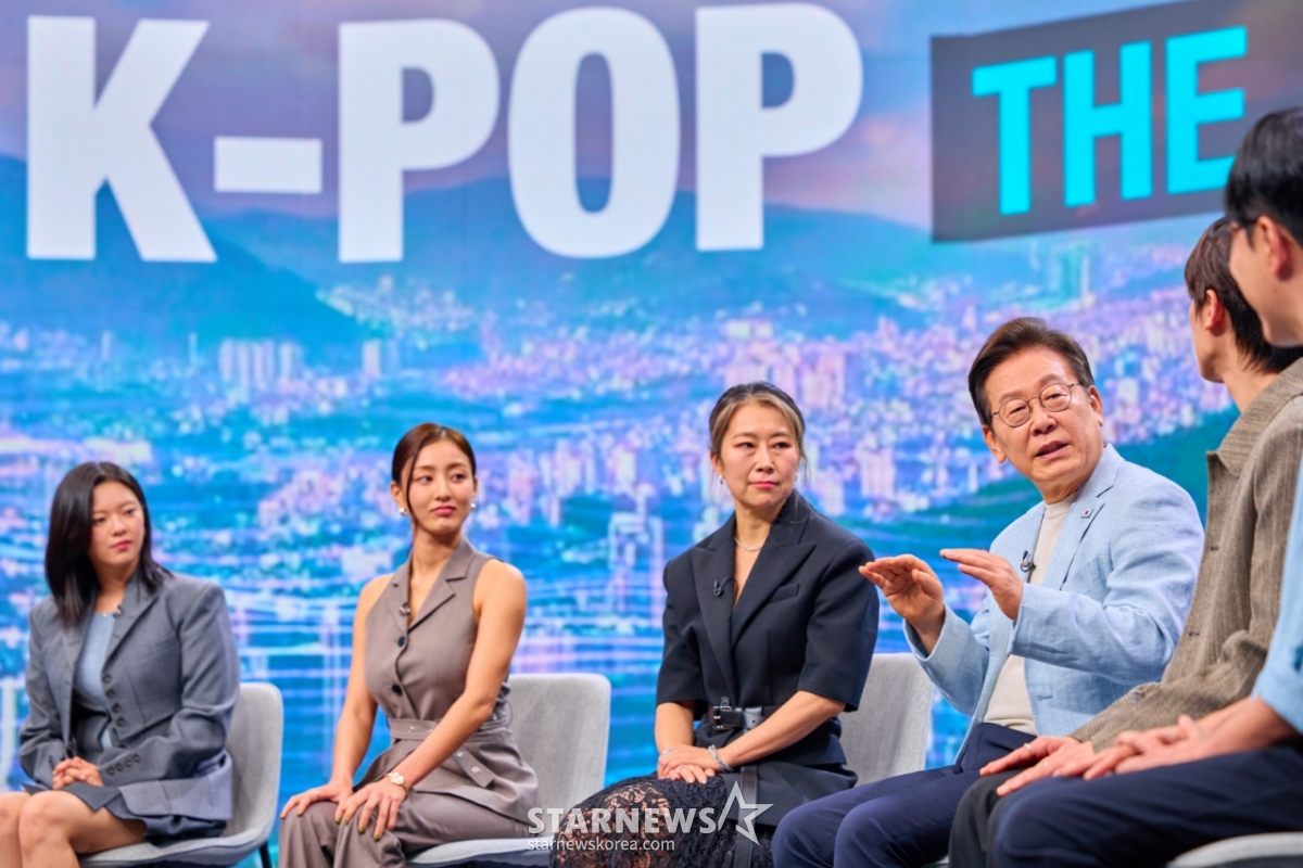 (서울=뉴스1) 허경 기자 = 이재명 대통령이 20일 서울 서초동 아리랑국제방송에서 녹화되는 특별 프로그램 '케이팝 더 넥스트 챕터(K-Pop:The Next Chapter)'에 출연해 넷플릭스 애니메이션 '케이팝 데몬 헌터스'(케데헌) 메기 강 감독, 걸그룹 트와이스 멤버들과 K팝 산업의 미래에 관해 논의하고 있다. (대통령실 제공. 재판매 및 DB 금지) 2025.8.20/뉴스1 Copyright © 뉴스1. All rights reserved. 무단 전재 및 재배포, AI학습 이용 금지. /사진=(서울=뉴스1) 허경 기자