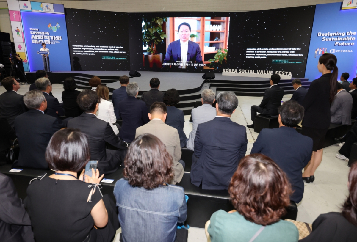 제2회 대한민국 사회적가치 페스타가 개막한 25일 서울 강남구 코엑스 전시장을 찾은 관람객들이 최태원 대한상공회의소 회장의 영상 개회사를 보고 있다. /사진제공=뉴시스