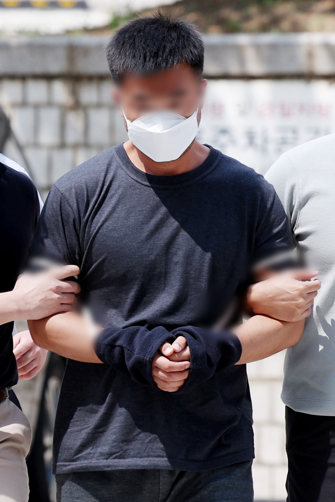[서울=뉴시스] 김진아 기자 = 그룹 방탄소년단(BTS) 정국을 비롯해 국내 재력가들의 자산 380억여 원을 탈취한 혐의를 받는 중국 국적 해킹조직 총책 A(34)씨가 24일 서울 서초구 서울중앙지방법원에서 구속 전 피의자 심문(영장실질심사)을 받기 위해 출석하고 있다. 2025.08.24. bluesoda@newsis.com /사진=김진아