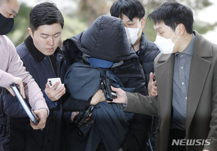서울 강남 소재 유흥업소 여실장과 함께 배우 고(故) 이선균씨를 협박해 금품을 뜯어낸 혐의로 사전 구속영장이 청구된 전직 영화배우가 2023년 12월28일 오후 인천 미추홀구 인천지법에서 구속 전 피의자 심문(영장실질심사)에 출석하기 위해 이동하고 있다. /사진=뉴시스