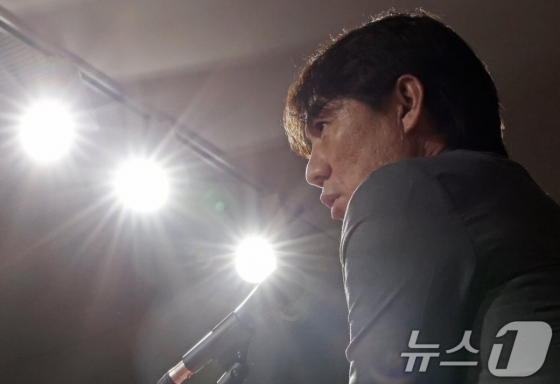 홍명보 대한민국 국가대표팀 감독이 25일 오후 서울 신문로의 축구회관에서 열린 기자회견에서 9월 A매치 2연전에 참가할 명단을 발표하고 있다. /사진=뉴스1 제공