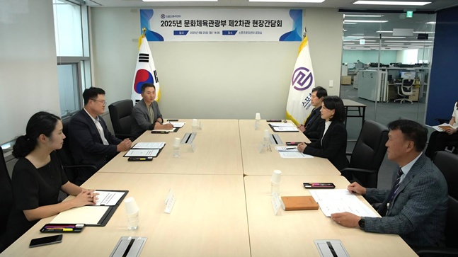 김대현(왼쪽 2번째) 문화체육관광부 제2차관이 25일 서울 마포구 스포츠윤리센터를 방문해 체육인의 인권 보호와 스포츠 비리 근절 강화를 위한 현장 업무를 점검하고 있다. /사진=문체부