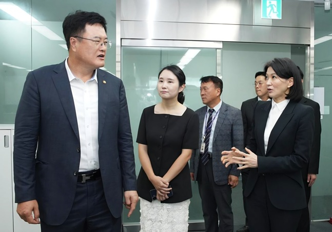 스포츠윤리센터를 방문한 김대현(맨 왼쪽) 문화체육관광부 제2차관. /사진=문체부
