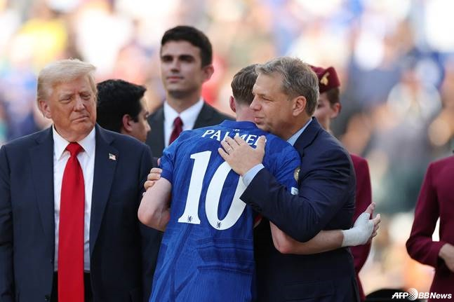 토드 볼리(오른쪽) 첼시 구단주가 2025 국제축구연맹(FIFA) 클럽월드컵 우승 후 콜 파머(10번)를 안아주고 있다. 이를 지켜보는 도널드 트럼프(왼쪽) 미국 대통령. /AFPBBNews=뉴스1