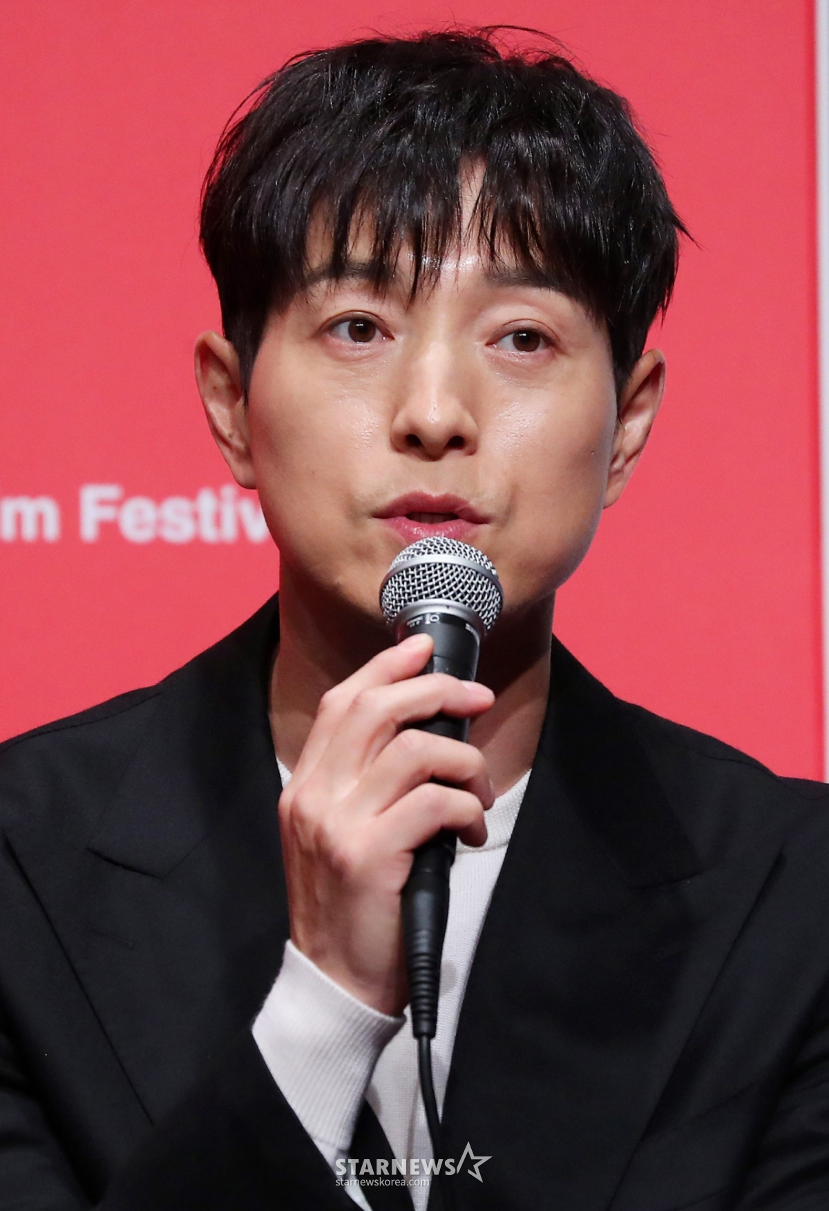 배우 정성일이 2일 오후 부산 해운대구 우동 신세계백화점 센텀시티점에서 진행된 제29회 부산국제영화제(BIFF) 개막작 '전, 란' 기자회견에 참석해 인사말을 하고 있다. 올해 영화제는 커뮤니티비프 상영작 54편을 포함하여 총 63개국으로부터 온 278편의 영화를 영화의 전당, CGV센텀시티, 롯데시네마 센텀시티, 영화진흥위원회 표준시사실, 메가박스 부산극장 등 총 5개 극장, 26개 상영관에서 만날 수 있다. 2024.10.02 /사진=김창현