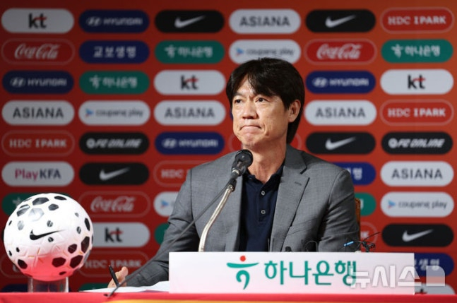 홍명보 축구대표팀 감독이 25일 서울 종로구 축구회관에서 2026 국제축구연맹(FIFA) 북중미 월드컵을 대비한 9월 A매치 명단을 발표를 마친 뒤 취재진의 질문에 답하고 있다. /사진=뉴시스