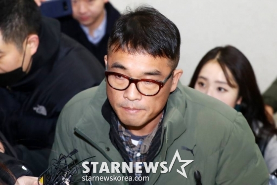 유흥업소 여종업원 성폭행 혐의를 받고 있는 가수 김건모가 15일 오전 서울 강남경찰서에 피고소인 조사를 받기 위해 출석하고 있다.