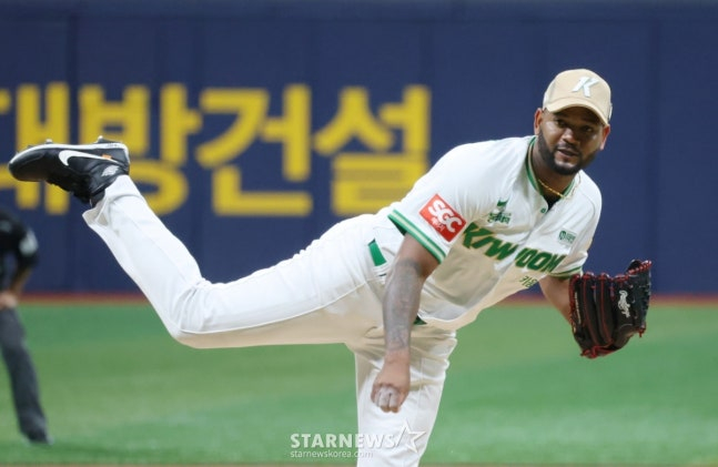 2025 신한 SOL Bank KBO리그키움 히어로즈 대 한화 이글스 경기가 26일 서울 고척스카이돔에서 열렸다. 키움 선발 알칸타라가 역투하고 있다. /사진=김진경 대기자