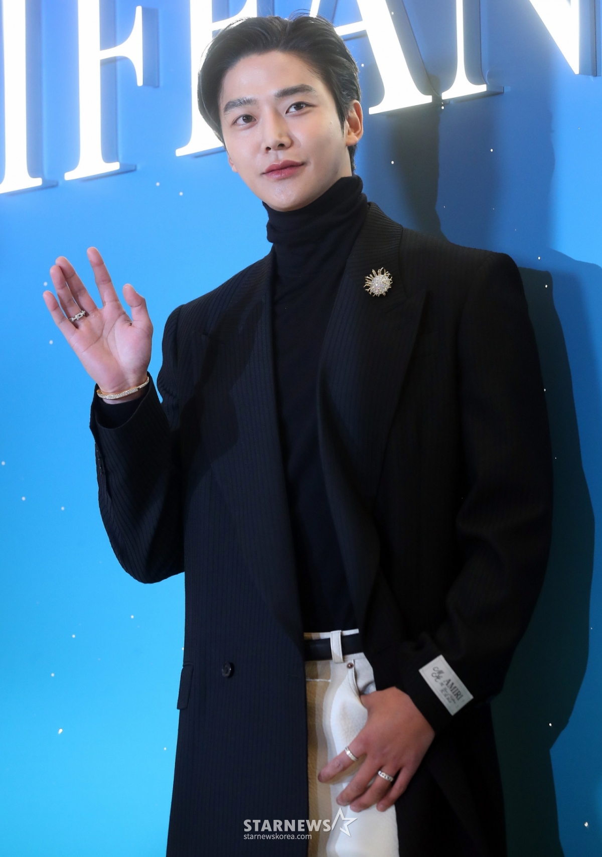 배우 로운이 13일 서울 송파구 잠실 롯데월드몰에서 진행된 주얼리 브랜드 팝업 스토어 오픈 행사에 참석해 포즈를 취하고 있다. 2024.12.13 /사진=김창현 chmt@