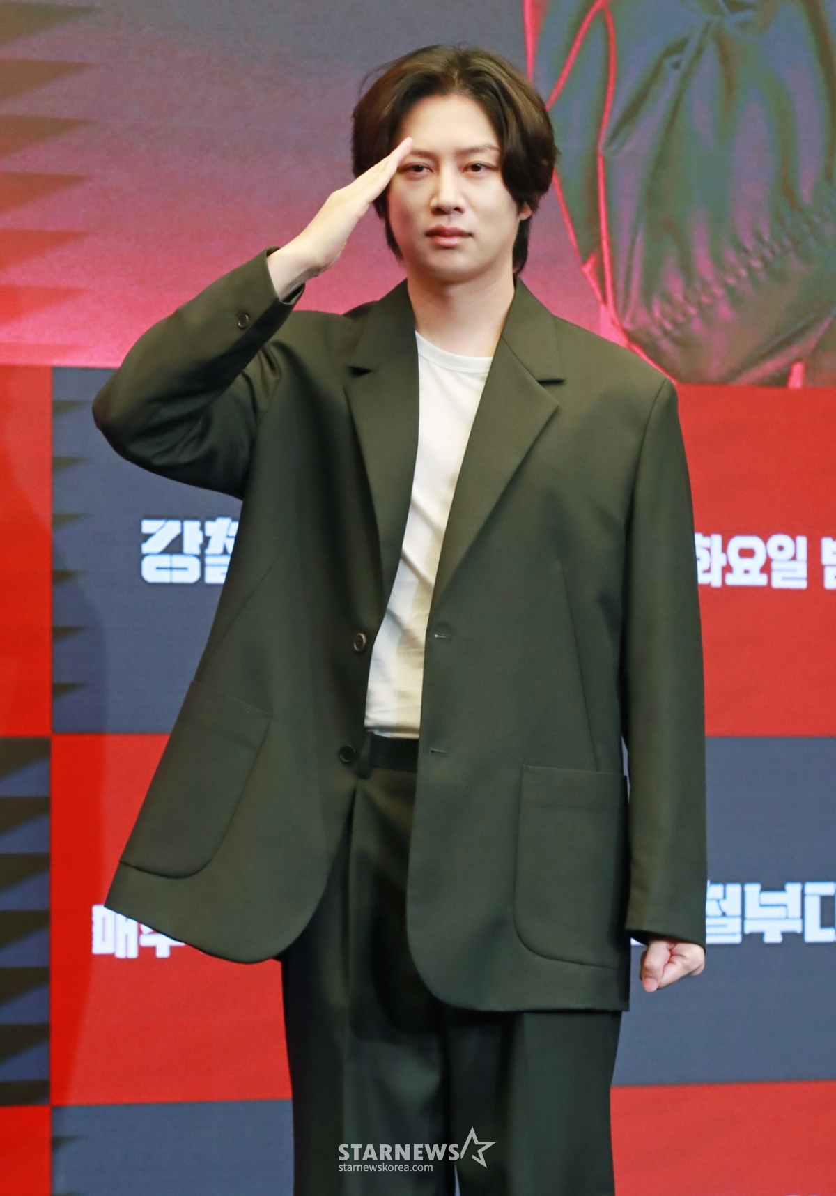 가수 김희철이 27일 오전 서울 마포구 상암동 스탠포드 호텔에서 진행된 채널A 예능 '강철부대W' 제작발표회에 참석해 포즈를 취하고 있다. 최정예 여군 예비역들이 팀을 이뤄 출신 부대의 명예를 걸고 싸우는 밀리터리 서바이벌 프로그램 '강철부대W'는 10월 1일 첫 방송된다. /2024.09.27 /사진=이동훈