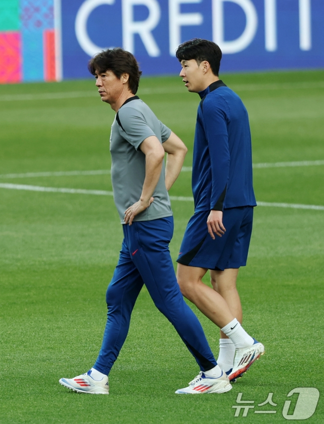 지난 6월 대화를 나누고 있는 홍명보 감독(왼쪽)과 손흥민. /사진=뉴스1