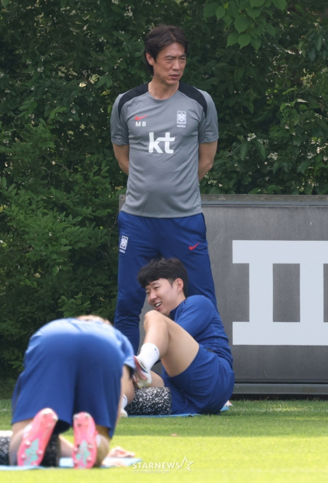 지난 6월 대표팀 소집에서 손흥민이 홍명보 감독이 지켜보는 가운데 스트레칭 훈련을 하고 있다. /사진=김진경 대기자