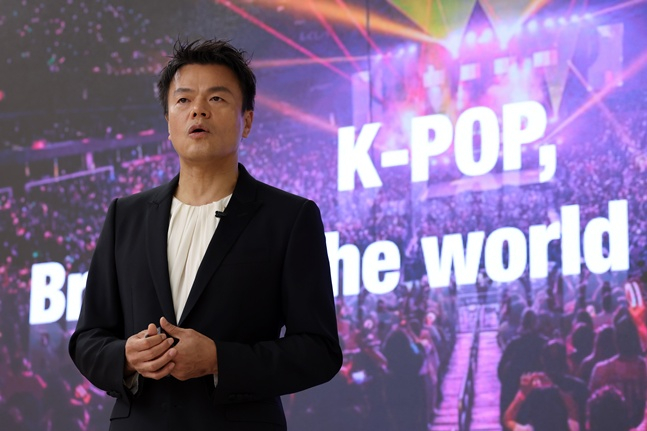 박진영 JYP엔터테인먼트 창의성총괄책임자(CCO)가 세계를 잇는 K-POP을 주제로 발표를 하고 있다. /사진=문체부