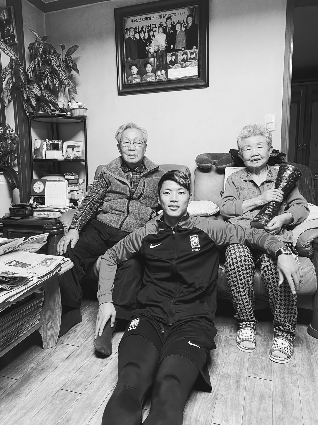 지난 2022 카타르 월드컵을 마친 뒤 귀국해 가장 먼저 조부모를 찾아 대회 조별리그 3차전 포르투갈전 최우수선수 트로피를 선물한 황희찬. /사진=황희찬 SNS 캡처