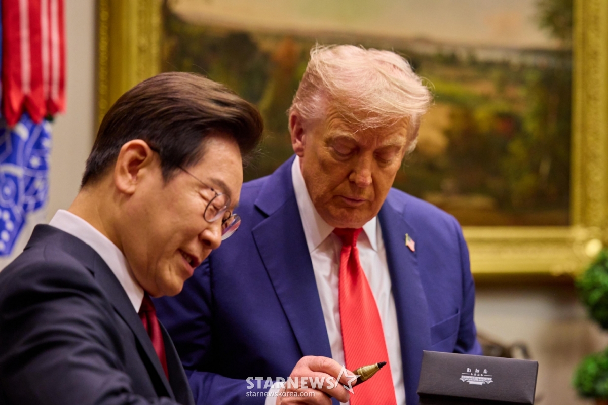 [워싱턴=뉴시스] 고범준 기자 = 이재명 대통령이 25일(현지 시간) 미국 워싱턴DC 백악관에서 열린 한미 정상회담에서 도널드 트럼프 미국 대통령에게 방명록 작성 때 사용한 만년필을 선물하고 있다. (공동취재) 2025.08.26. bjko@newsis.com /사진=