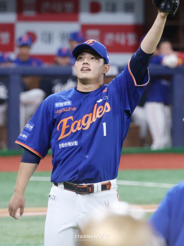 2025 신한 SOL Bank KBO리그키움 히어로즈 대 한화 이글스 경기가 27일 서울 고척스카이돔에서 열렸다. 한화 선발 문동주가 6회 투구를 마친 후 손을 번쩍 들고 있다. /사진=김진경 대기자
