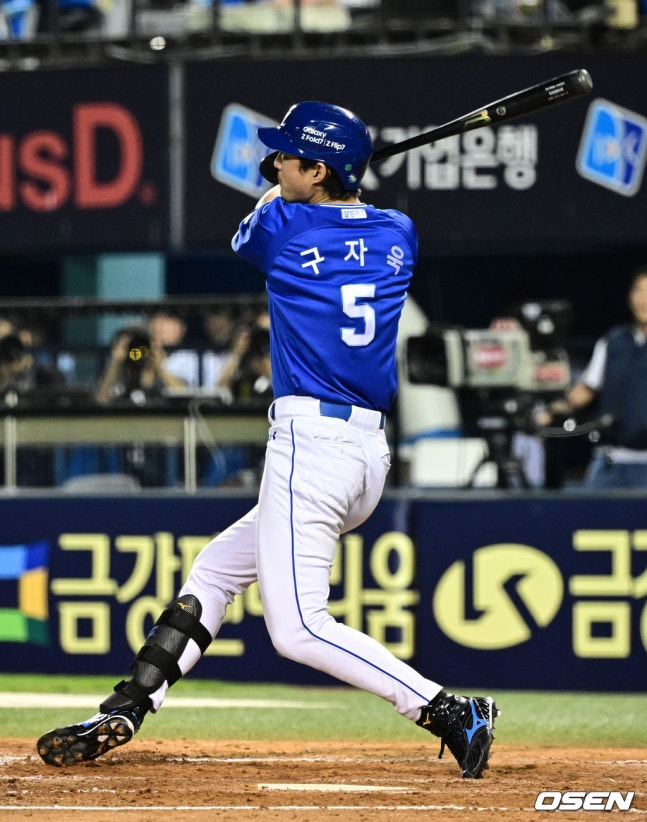 삼성 구자욱이 27일 잠실 두산전에서 4회 만루홈런을 터트리고 있다.
