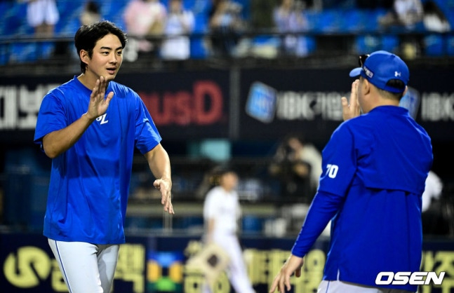 삼성 구자욱(왼쪽)이 27일 잠실 두산전 승리 후 박진만 감독과 하이파이브를 하고 있다.