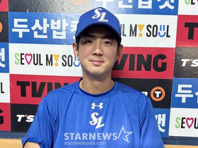 삼성 구자욱이 27일 잠실 두산전 승리 후 취재진과 인터뷰를 하고 있다. /사진=양정웅 기자