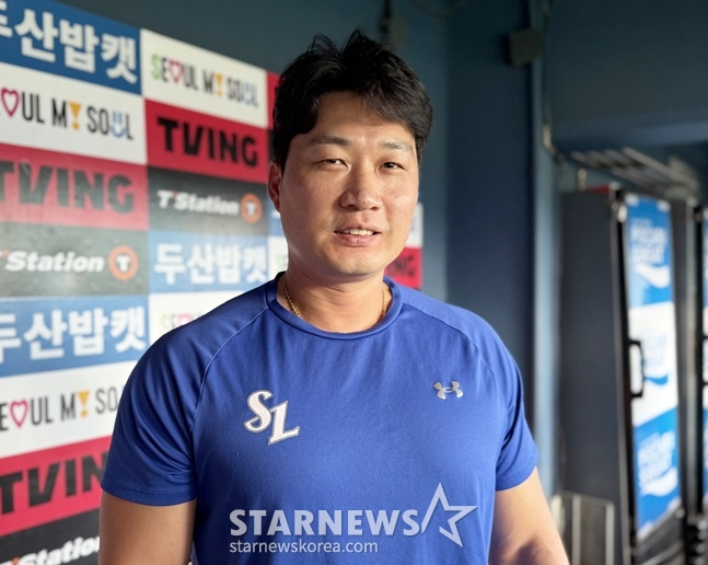 샴성 오승환이 27일 잠실 두산전을 앞두고 취재진과 인터뷰를 하고 있다. /사진=양정웅 기자