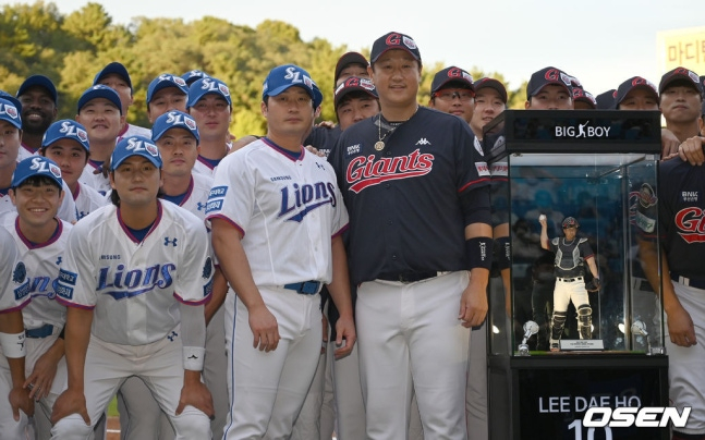 오승환(맨 앞 줄 왼쪽)이 2022년 이대호의 은퇴투어 행사에서 기념촬영을 하고 있다.
