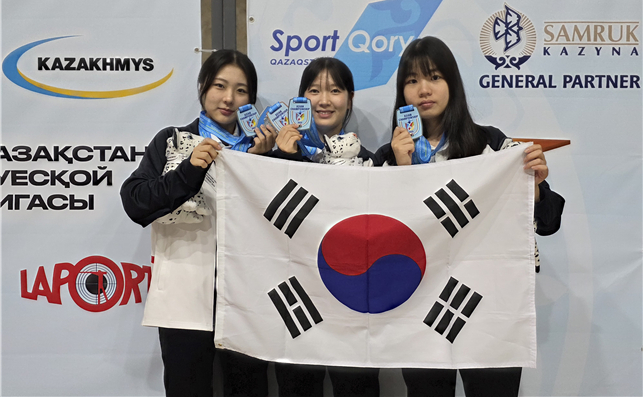 제16회 심켄트 아시아사격선수권대회 50m 소총3자세 여자 주니어부에서 동메달을 차지한 오세희, 심여진, 김태희. /사진=대한사격연맹 제공
